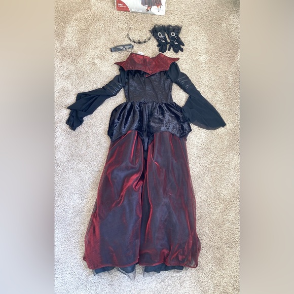 Royal Vampiress Costume - Size Child Medium (8-10) - Picture 3 of 16
